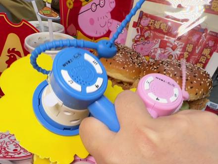 华莱士买套餐就送的小猪佩奇音乐喇叭也太好玩了#华莱士小猪佩奇联名#华莱士五福佩奇好运上车#五福佩奇送来新年好#佩奇喇叭一响好运马上开场 #抖音里的年味追不过来了