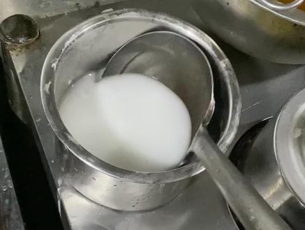 油锅里放生粉 或许只有厨师才懂的吧!#厨师 #厨师之路