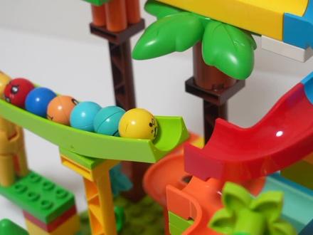 小男孩喜欢的长颈鹿造型的轨道滚珠平台拼装益智积木弹珠滑梯