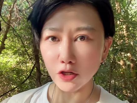 清除霉☁️ 快速开☁️,增强能量的16种方法!(补充)
1.太阳下暴晒。(极为重要)
2.拥抱大树。(岁数愈久愈好)
3.赤足踏上泥土。(吸纳地气)
4.仰望苍穹。(吸纳天L)
5.冥想打坐。(精神内视)
6.专心清洗身体。(身心净化)
7.接触高能量的人。(被高能环境照耀)
8.整理家务,丢弃不需要的物品。(提升幸福感)
9.聚集气场:集中精力做一件事。
10.及时止损:避免与不好的人纠缠。
11.节省能量:谨慎处理重大决策,小事情不要过于纠结。
12.行善积德:但不要成为过于“好人”的人。
13.保持积极心态:状态是最好的风水。
14.减少小动作:过多的动作会暴露自己缺乏自信。
15.不要介入他人的因果,不然你就会吃了他的果。
16.喜欢阅读,尤其是提升自己的书籍。
17.如果没有气质,就要学会保持朴素。
18.听到别人的闲话,可以保持沉默。
19.祭拜先人。
20.多回家看看老人家。
21.把不穿的衣服捐赠出去。