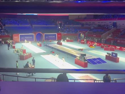 四分之一决赛只剩一个中国队女孩 又是中国对日本10:10胶着 本着是想拍一下大家的加油声 然后!就是刚好地录下来了结果 看到黄芊芊跪在地上大叫感觉眼泪都要出来了 打下这行字的时候香港也赢了 特别好!!🇨🇳
#比赛现场 #击剑 #亚运超能时刻 #亚运会