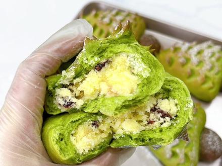 圣诞树面包 今天做了好吃又好看的圣诞树面包,大小朋友都喜欢!#圣诞面包 #在家做面包 #高比克007画镜厨师机 #烘焙教程 #抹茶面包