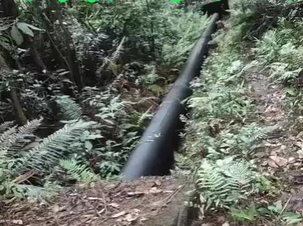 拆除高水头电站压力管 不好搬运下去哟 山体坡度太陡人工气割