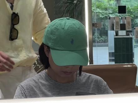 奶茶灰棕短发适合哪类女生 谁懂啊!齐刘海+浅灰短发真的太显嫩了
软乎乎的雾感发色,搭配蓬松短发
整个人都像高中生一样,元气又可爱
减龄效果直接拉满,素颜也能hold住
#减龄短发 #齐刘海发型 #少女感发色 #显嫩发型 #元气短发