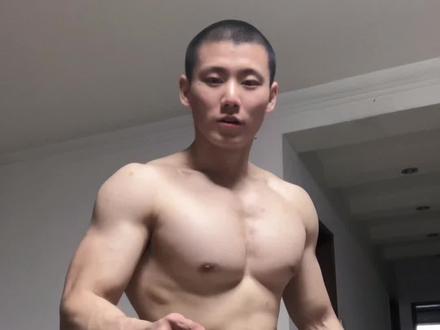 艾特你三大项600公斤 弹跳1米多的肌肉男兄弟#弹跳 #弹跳训练 #健身 #肌肉 #肌肉男