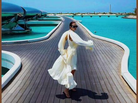 🇸🇦这3条路线,总有一条是你的远方! 别再去人挤人了!
马哥给哈比比们整理好了2026沙特旅行地图,建议直接抄作业!
📍第1条:利雅得 - 埃尔奥拉 - 吉达(经典穿越线)
✅适合初次到访,想一次看遍古今沙特的你
1️⃣利雅得:沙特权力中心与现代地标
白天在王国中心俯瞰天际线,下午去德拉伊耶古城溯源王室历史
傍晚驱车前往世界之崖,拍出震撼地平线的旷野大片
2️⃣埃尔奥拉:2026必去“露天博物馆”
在黑格拉鉴赏纳巴泰古墓,在镜面音乐厅拍光影大作,在大象岩下喝一杯沙特咖啡,看浪漫的繁星
3️⃣吉达 :红海门户
穿梭在巴拉德老城的珊瑚石老屋间,傍晚去长廊看国王喷泉,吹着红海的海风感受这座城市的松弛感
📍第2条:吉达 - 红海度假区 - NEOM(未来城市线)
✅适合度假控、潜水达人、寻找新鲜体验的旅行者
1️⃣吉达:体验红海风情,海滨起点,哈比比们可以试试地道的红海炸鱼
2️⃣红海度假区 (The Red Sea): 2026坠值得期待的度假地!
入住宛如珍珠串的海上度假村Shebara,深潜进原始珊瑚礁看游鱼
3️⃣NEOM:来到这里就是步入未来!高科技与人工美学的交织,带你看看2026年揭幕的未来之城
📍 第3条:利雅得 - 哈伊勒 - 麦地那(深度人文线)
✅适合人文发烧友、历史迷、想深入沙漠腹地的行者
1️⃣利雅得:来参观国家博物馆把,马哥带你理清半岛脉络!
2️⃣哈伊勒:前往朱巴 (Jubbah) 鉴赏万年前的岩画艺术,鉴赏沙漠腹地的史前印记
3️⃣麦地那:参观汉志铁路博物馆,感受昔日交通枢纽的宏伟,在圣城区边缘领略ysl建筑美学
✅ 签证: 2026海合会统一签证已上线,一张签证玩转海湾六国!
沙特是一个只要你去过,就会彻底改观的地方
2026,跟马哥出发去沙特吧!🌍✈️
#沙特马哥#埃尔奥拉旅游#花少马哥#旅行推荐官#沙特阿拉伯