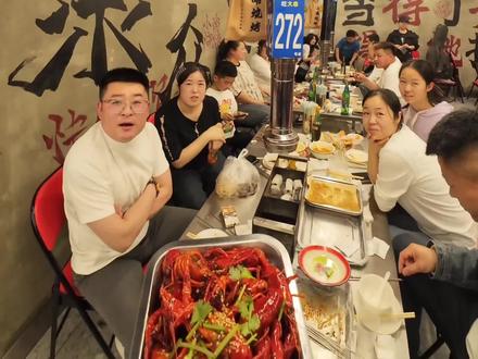 各位衣食父母,脑筋急转弯,什么东西尖尖的黄黄的从树上掉下来会砸亖人?#脑筋急转弯 #小龙虾
