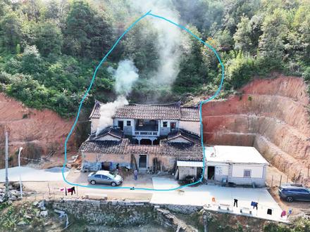 闽D-同安-040高山古厝 这栋高山古厝位于厦门市同安区莲花镇罗溪村,距厦门岛1小时。通水、通电,全程水泥路。 海拔397米。
房子朝北向,我们来详细参观,进大门是一个天井,这里有一间卫生间及洗漱区;这是一间厨房,有柴火灶;这里原来是就餐区;侧门外有空地可以打造小花园;这间是老人家的卧室1;这是一间大厅;这是房间2;这是房间3;这里通到房东伯母家,可以隔开;上二楼,二楼这间大厅的视野真是绝美,适合坐在这里泡茶聊天赏景;这是房间4,还有老式木头床;这是房间5;这是房间6;这是房间7。房子一直都有人住,简单整理就可以入住。房子后山还有大片荒废的茶山,可以作为菜地、养鸡养鸭使用。开门见山,视野极佳。
房子处于高山之巅,空气清新、环境优美,适合个人或多个家庭组团休闲养老使用。
出租报价1.1万元每年,租金一年一付,1个月租金作为押金。每5年递增5%,最长租期15年。
感兴趣的欢迎关注或在评论区留言。
关注【一亩心田】为您寻一方称心的村居、山田!
#一亩心田 #乡村振兴 #古厝 #民房 #院子改造