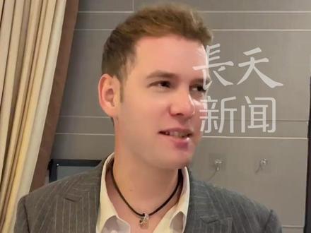 英国白人女婿吃砂糖橘,一天三顿当饭吃,一个月后吃成“小黄人”,专家:只会短时间影响颜值,不会影响健康,只要停止摄入砂糖橘等橙黄色食物,就可恢复正常皮肤颜色。#英国 #白人 #砂糖橘 #皮肤