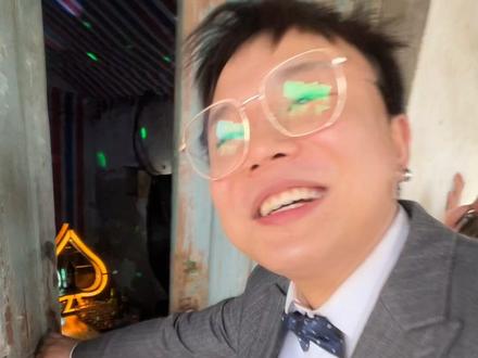 蹦迪吗,我开拖拉机来接你