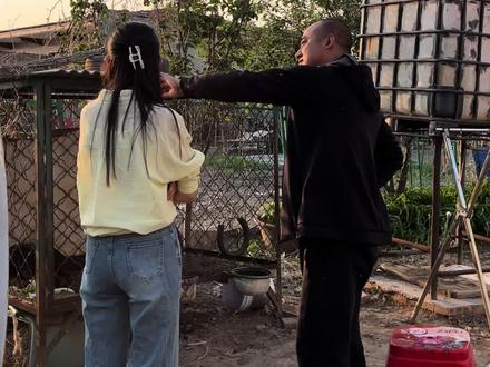 大猪蹄子吃完接骨丹开始尝试下地走路了。但总觉着脚不舒服。明天听粉丝们的建议,去肃宁看看去。你们有去那里看过的吗?#记录我的农村生活 #日常生活 #骨裂多久可以恢复