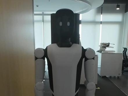 轮式人形机器人简单介绍
#人形机器人
#轮式人形机器人
人形机器人主要按 移动形态、应用场景、智能等级 三大维度分类:
一、按移动形态(最直观)
- 足式(双足)人形机器人
完全模仿人类双腿行走,能爬楼梯、越障、做复杂动作。
- 轮式人形机器人
上半身拟人,下身为轮子,平地移动快、成本低、平衡易控。
- 轮足混合式
腿上带轮,平地用轮、复杂地形用腿,兼顾速度与适应性。
二、按应用场景(最实用)
- 工业型
工厂装配、物流搬运、质检,负载大、精度高、抗造。
- 服务型
酒店/商场导览、接待、养老陪伴、教育互动。
- 特种/救援型
消防、救灾、排爆、核电/化工巡检,耐极端环境。
- 娱乐/表演型
跳舞、互动演出、影视道具,动作流畅、颜值高。
- 通用型(终极目标)
全场景通用,像“万能工人/管家”,可学多种技能。
三、按智能等级(行业标准 L1~L4)
- L1 基础执行型
固定程序、固定环境、重复动作(如流水线)。
- L2 条件智能型
简单感知、结构化环境、有限自主避障(如仓库)。
- L3 自主协作型
自主决策、与人协同、半开放环境(如汽车车间)。
- L4 全场景适应型
复杂动态环境、类人理解、自主学习(家庭/救援,研发中)。