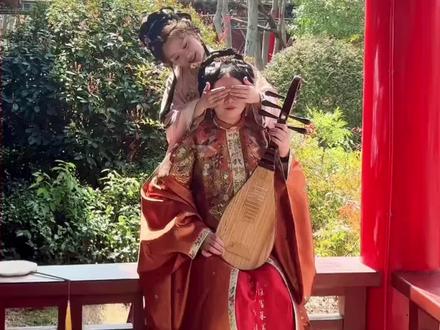 穿明制汉服👍纪念妈妈的60岁🎂要永远健康美丽、喜乐顺遂、平安幸福❤️ 姐妹一定要带上妈妈尝试一下汉服妆造,妈妈当家主母那味一下就来了👍(我妈穿上汉服就开始端庄起来了,她说看电视里是这样的) #汉服 #明制汉服 #马面裙 #汉服拍照 #母女照