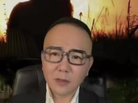 “看完李微漪的手写信,泪崩了…16年狼王格林,真的走了。
它曾疯咬马缰40分钟救崴脚的妈妈,曾把过冬野兔让给饿肚子的她,曾珍藏7年红腰带、记得童年剥糖的甜,曾为了活下去,对着最亲的人下意识后退…
没有利益算计,没有物种隔阂,它的忠诚与感恩,纯粹得让人心疼。
若尔盖的风会记得,草原的星会记得,我们也永远记得,这只用一生诠释‘真心换真心’的狼王。
格林一路走好,愿你在另一个世界,永远是自由的草原之王❤️”#狼王格林一路走好 #重返狼群 #重返狼群定档大年初三 #李微漪