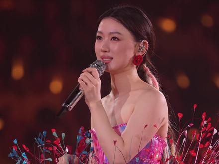 单依纯演唱会发言:“经常刷到网上很多人翻唱我的歌,我的歌真的很难唱,反正老了都得夹着屁股唱。#单依纯#单依纯深圳演唱会