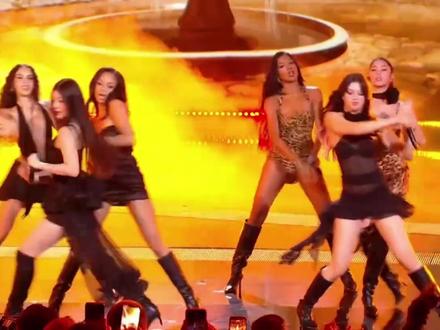 多方下场搅局:为什么hybe家的女团总在内部分裂? 公开内涵公司团队,成员家属下场搅局,为什么hybe家的女团总在内部分裂?Katseye成员Manon不仅暗示自己被踢出局,现在更是点赞黑人歧视相关的帖子,暗示自己是在公司团体工作中受到了不平等对待。队友丹尼尔拉父亲多次下场表示猫瞳应该由五人形式继续巡演。如果说之前还怀疑Manon是不是仅仅和公司有矛盾,现在看来就连对内关系也是处理的一塌糊涂。丹尼尔拉父亲还表示等你(Manon)准备好工作再回来,直接拉满了攻击力,嘲讽Manon消极偷懒的态度。这情况就不免让人想到前段时间newjeans的解约风波,同样也是成员家人各种下场搅局,成员李惠仁的大伯甚至把制作人闵熙珍气到晕厥。如果说一次两次还只能说巧合,为何hybe家的团体经常发生这样那样的内部分裂呢?本质还是因为hybe的暴发户起家模式缺乏管理。
要说团体和个人主义有冲突,难道别公司的团就不存在吗? hybe长久以来都以打压管理、前后辈文化严重出名,相比于传统三大公司,hybe这个新起之秀反而更强调服从和形式。会因为收购厂牌发生粉丝矛盾,会因为打招呼闹上国会,甚至因为惧怕粉丝战争直接把已经组好的trainneeA计划流产。可以说这接二连三的女团分裂格局,除了hybe对旗下艺人的压抑管控,企业精神文化极其扭曲也有不小的责任,旗下每个团体成绩只要一差立马变弃子,嫡庶区别待遇严重。导致看hybe家的团会有很强的功利心,好像一次回归就是冲着某个成绩标准去的,比如在tiktok挑战爆火,或是音源压对家一头,又可能仅仅是为了方便巡演圈米。如果你要说这一系列公开冲突都是Katseye的黑红营销,把人种问题拉进来炒热度,甚至把成员家人拉下水搅局,hybe还有一点点底线吗?#katseye #猫瞳 #hybe #Manon #newjeans