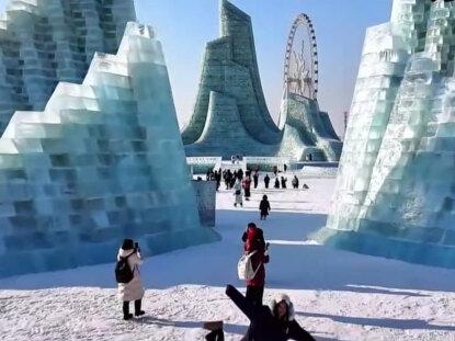 全国游客汇聚哈尔滨。近日哈尔滨迎来一对特殊的游客,一名来自台湾的退伍军人带着他网恋奔现的江西女朋友(大学生)来冰雪大世界玩啦,在购票时两人均享受到了景区的“优惠票”政策。#唠唠实嗑