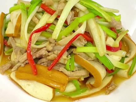 水芹肉丝炒香干是常吃的一道家常菜,怎么做到肉丝不柴这很关键。#家常菜 #水芹怎么做 #好食材好味道