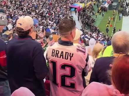 有音乐有舞蹈,但场内在观众绝大多数都在“严肃对待”bad bunny 坏兔子🐰的这次中场秀演出,听不懂+无律动🎶,这让人怎么摇起来啊😂#超级碗 #歪果仁 #音乐现场