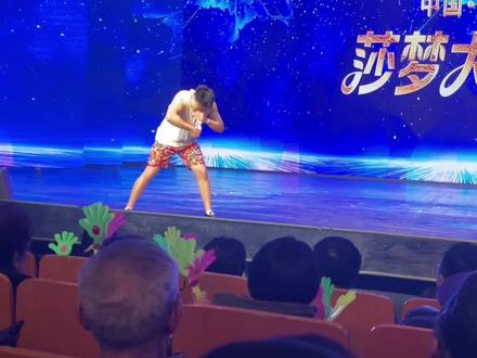 秒吹整瓶矿泉水,高空劈叉,脱口秀爆笑不断!知名二人转演员金山,北京现场演出!绝活精彩不断,左下角 50 起现场看更精彩@金山(莎梦大舞台) !#北京莎梦大舞台 #金山 #东北二人转 #演出现场 #北京演出