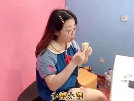 超萌的迷你掌心圣诞树,用100颗毛球2小时完成,完成超精致超