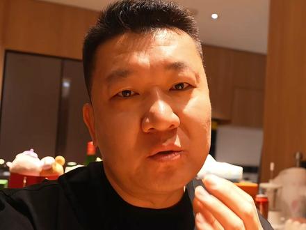 出差VLOG|终于戴上乐奇AI眼镜了! 轻,戴一天不雅鼻梁
功能全:导航/录像/拍照/翻译/音乐/题词等等
不突兀:日常戴完全不违和,别人只会以为你戴了普通眼镜!
#AI眼镜 #智能眼镜 #智能穿戴设备 #乐奇AI眼镜 #出差vlog