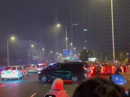 昨天一直以为他没走这边出口,回来看微博,是他,真的是他!原来我们已经遇到了!还好我录到视频,100米不到的距离,我真的哭死😭#易烊千玺 #易烊千玺天猫双十一 #羞答答的玫瑰静悄悄的开