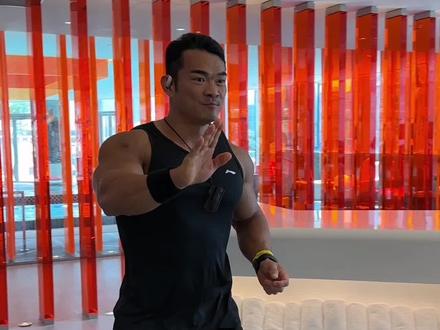 娃娃强则中国强,佩服这一个主打不服的小猛男!!#要做一个猛男 #健身 #孩子的快乐很简单 #
