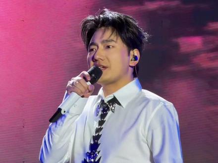 钱财散尽还可以聚、事业受挫可以再拼、旧友离去可以再结、情路坎坷可以再寻。但是朋友,请别失去你逢山开路,遇水架桥的坚韧。#海来阿木#丽江我来了#舍不得的丽江