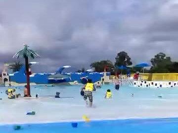 美国🇺🇸南部佛罗里达的奥兰多有个Legoland 乐高乐园 孩子们玩耍的乐园 视频为海和陆地连起来的冲浪🏄♀️假沙滩🏖️ (真实大海和陆地连接设计最奇妙的案例)远远望去 和真的一样 我们连着去了两天 还都没有玩遍所有项目 园子太大了 ……办年卡使用期是两年 随便玩 不用再额外消费 #快乐的童年把最美好的时光都给你