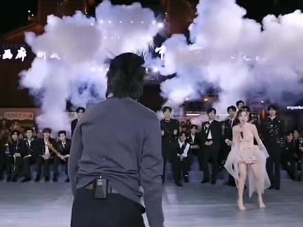 好有节目效果 逗死我了 一枝梅和妹妹#龙浩天户外直播 #龙浩天团队 #一枝梅 #龙浩天妹妹 @龙浩天🐲 (酉阳桃花源酉州古城直播) @一枝梅爱唱歌🔥 @龙悦🐰(龙浩天妹妹)