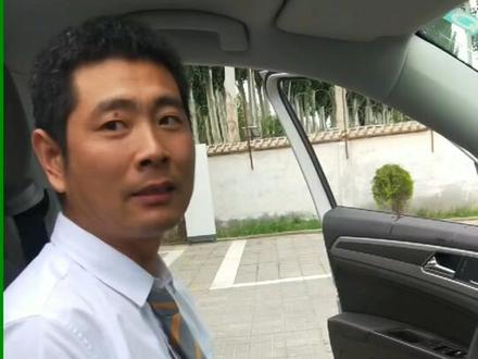 自动雨刮器的使用方法。自动雨刮器开关打开而且通电源千万不要拿湿毛巾去擦前挡玻璃,否则可能会伤到手。#汽车