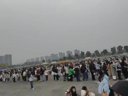 唯粉姐姐你们人呢??怎么回事??#梓渝南京演唱会