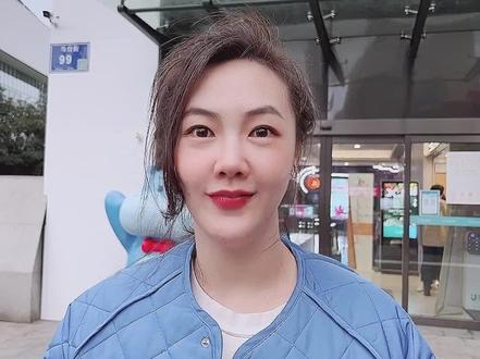 盒马必买清单。
生鲜,熟食,蛋糕,速冻,饮品,牛奶,乳制品。
盒马鲜生面包
盒马鲜生麻薯面包
盒马鲜生可颂甜甜圈
盒马鲜生肉松小贝
盒马鲜生蛋糕卷
盒马鲜生提拉米苏
盒马鲜生瑞士卷
盒马鲜生烤鸡
盒马鲜生羊排
盒马鲜生鲍鱼
盒马鲜生黑虎虾
盒马鲜生鱿鱼
盒马鲜生巴沙鱼鳕鱼
盒马鲜生饮料区
盒马鲜生桂花米露
盒马鲜生王饺子
盒马鲜生船歌饺子
盒马鲜生一旬一味
盒马鲜生金陵大肉包
盒马鲜生海霸王黑珍猪香肠
盒马鲜生黄天鹅生食鸡蛋
盒马鲜生生牛乳
盒马鲜生宗家府泡菜
盒马鲜生绢豆腐
盒马鲜生手撕奶酪
盒马鲜生日式酸奶
#05:02 盒马鲜生酸奶
#05:11 盒马鲜生奶啤
#05:21 盒马鲜生水果
盒马鲜生大喜大酱料
盒马鲜生蜂蜜芥末沙拉酱
盒马鲜生大公鸡清洁剂
盒马鲜生惠百施牙刷
盒马鲜生老四川牛肉干
盒马鲜生燕麦片
盒马鲜生白色恋人巧克力饼干
盒马鲜生九制话梅
盒马鲜生红薯干
盒马鲜生酸梅汤
盒马鲜生可尔必思饮料
盒马鲜生烤鳗鱼
盒马鲜生鲜花
零食,肉类,调料,蔬菜,海鲜,家居用品。
省钱攻略美食购物体验盒马鲜生必买清单。
#盒马鲜生 #逛超市 #省钱攻略