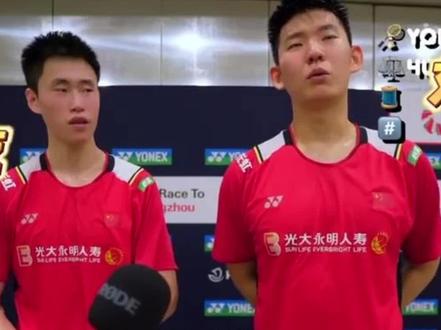 国羽装备大揭秘,你知道男双选手欧烜屹和刘雨辰使用的是哪款羽毛球拍吗? #中国国家羽毛球队 #羽毛球男双 #尤尼克斯 #天斧100zz