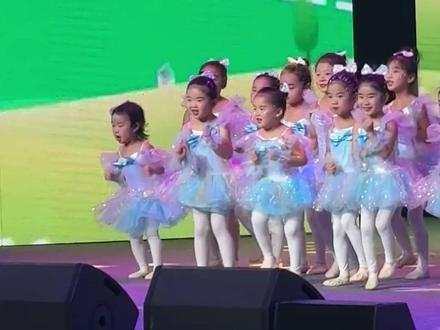 表演中的一幕,把观众逗笑了#爱跳舞的小姑娘