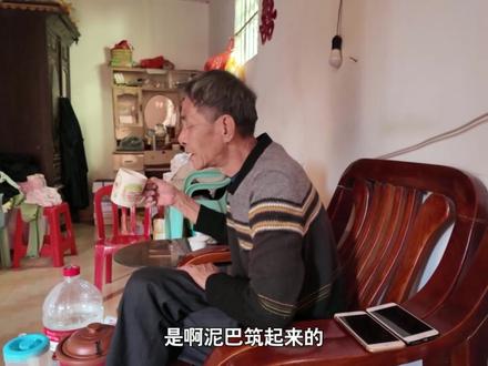 年味浓度已超标!在潮汕村子连看三场英歌舞是什么体验??? 在马年春节前夕,我们从南澳岛一路往西,直奔此次潮汕之旅的最后一站,揭阳市!
不过从南澳岛去往揭阳古城前,我们会先经过一座特别的城市,普宁,这里即是全中国人口最多的县级市,也是英歌舞的重要发祥地之一,我们此次的路线,是先去打卡一秒回到八十年代的洪阳镇中山路,感受一下骑楼老街的旧时光,之后再来到广东最美古村落之一的泥沟村,逛一逛最纯粹的潮汕古村落是什么样子,没想到在这里意外结识到了英歌队的教练,居然还邀请我们连看三场英歌舞,接着前往里湖镇富美村,深入富美英歌队训练后台,看一下他们平时如何练习英歌舞,最后再去到揭阳古城,打卡一下这座千年古邑,所以本次揭阳之行,我们就先从普宁开始。#春节 #潮汕 #英歌舞 #普宁 #创作者扶持计划