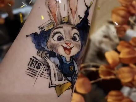 朱迪警官的教程来喽!🐰🐰🐰【工具:人体专用 彩色色浆 】在皮肤上可保持3天左右🌈期待大家的作业啦#疯狂动物城2 #朱迪 #果汁手绘 #海娜手绘 #手绘教程