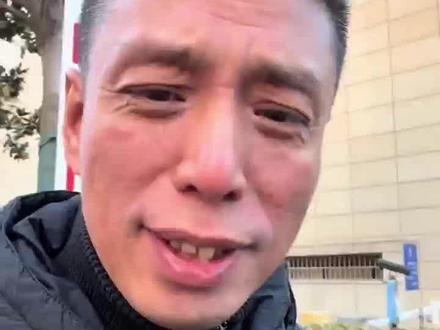 贾旭明回应主演小品讽刺官场乱象 近日,江苏卫视春晚小品《圆桌“悟事”》因大胆揭露职场潜规则和体制内“萝卜岗”乱象爆火,被观众称为“今年最敢拍的春晚作品”。主演贾旭明回应:“题材也好,演员演得也好。”