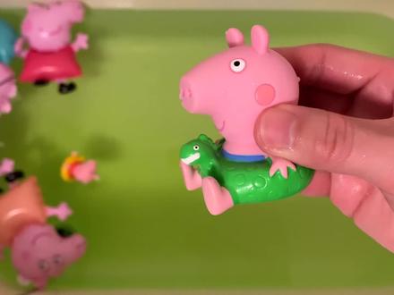 小猪佩奇气球扭蛋喷水玩具和恐龙泡澡球