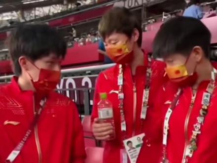 东京看台上“你两挺别啊”原声版。三小只继续嗷嗷冲啊!#孙颖莎 #王楚钦