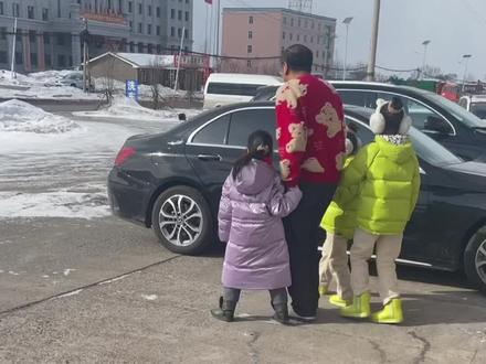 过年大聚会结束了,各回各的岗位了,我呢身体有点小样和孩子们一起去城里检查一下,看到老头👴目送我们离开心里有点酸酸的#老把头和老解 #这什么玩意
