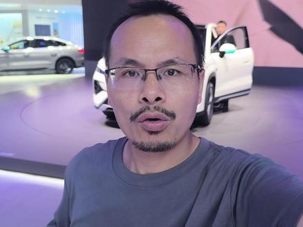12.99万起售续航310Km 比亚迪宋Ultra插混版实拍 在比亚迪智能战略发布会后半程,宋Ultra DM-i宣布正式上市,新车共推出5款车型,售价12.99-15.99万元。而在紧接着的粤港澳大湾区车展现场,这辆新车就正式亮相发布,那么这辆新车跟宋Ultra EV有何不同呢?#2026粤港澳大湾区车展