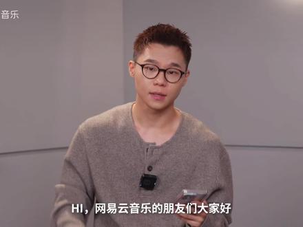 爱要像玻璃般的彻底 后来才慢慢懂,能真的留在人身边的,从来不是那些轰轰烈烈的瞬间。反而是某个普通的夜晚,有首歌刚好唱进心里,那种说不出的共鸣。
#汤令山 #采访 #玻璃#音乐