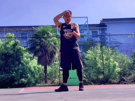 深度还原NBA球星的庆祝动作第三回合。这回哪个动作最像呢?#韦德 #哈登 #拉塞尔 #科比 #庆祝动作 #篮球男孩的快乐 @DOU+小助手