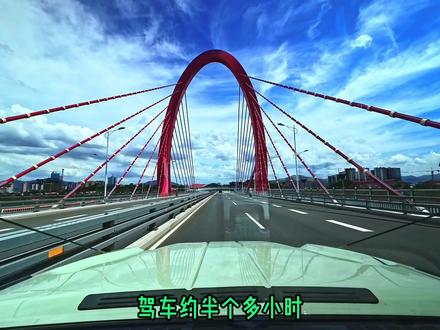 漳州市区周边哪里玩 #漳州 #旅行推荐官 #自驾游 #玩水 #行走山水间
离漳州市区比较近,可以溯溪玩水、露营野炊的地方,自驾行程大概在30 - 40分钟,整理分享给大家。
从市区出发,驾车约半个多小时,经过这几天的降雨,溪流逐渐恢复活力。这里是龙海金仙岩,目前的水量相比去年稍显逊色,但是水潭已足够清凉。大人们可以在树荫下野炊烧烤,小朋友带上游泳圈可以尽情地玩水嬉戏。
华安龙格坂万世清,距离市区约40多分钟。这里周边植被茂密,水质清澈见底,水流平缓,既能享受天然水域的清凉,还能感受山林间的静谧。经过的绿皮火车,满满的都是童年的回忆。无论戏水、踩水,还是静坐溪边纳凉,都能让人远离城市喧嚣,沉浸在山水间的治愈中。
提醒大家,游玩记得自备泳衣、防滑拖鞋,做好防晒措施;游玩后一定带走垃圾。