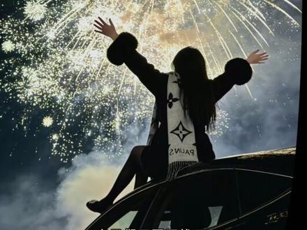 车顶烟花拍照豆包p图指令教程来了 坐在车顶拍烟花的ai指令 #车顶烟花拍照ai #烟花 #新年 #豆包ai #豆包P图已经nextlevel了 车顶烟花拍照教程 车顶烟花ai 车顶烟花拍照ai口令 车顶烟花拍照ai生成 情侣烟花ai指令 车顶烟花拍照豆包指令 豆包p图指令 车顶烟花拍照ai指令