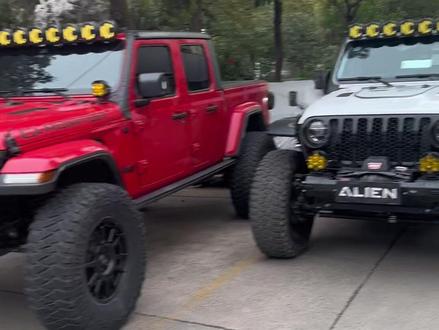 角斗士案例对比,几万块能改啥样?和20多万的有什么区别?你们说哪个帅一点?#jeep角斗士 #帅就完事了 #4x4 #你值得拥有