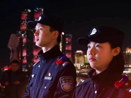 #节日我在岗 【花灯闹元宵 红蓝照平安】正月十五月儿圆,警灯守护万家甜。这个元宵,重庆南岸公安织密街巷安宁线,用红蓝“平安”灯,护人间烟火长。@平安南岸