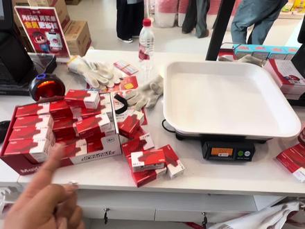 #赵一鸣 #法拉利盲盒 #赵一鸣盲盒
为了买到大隐藏把每个盒都称了一遍也是够有毅力了 最后还是没开出来 但是开出来了四个小隐藏